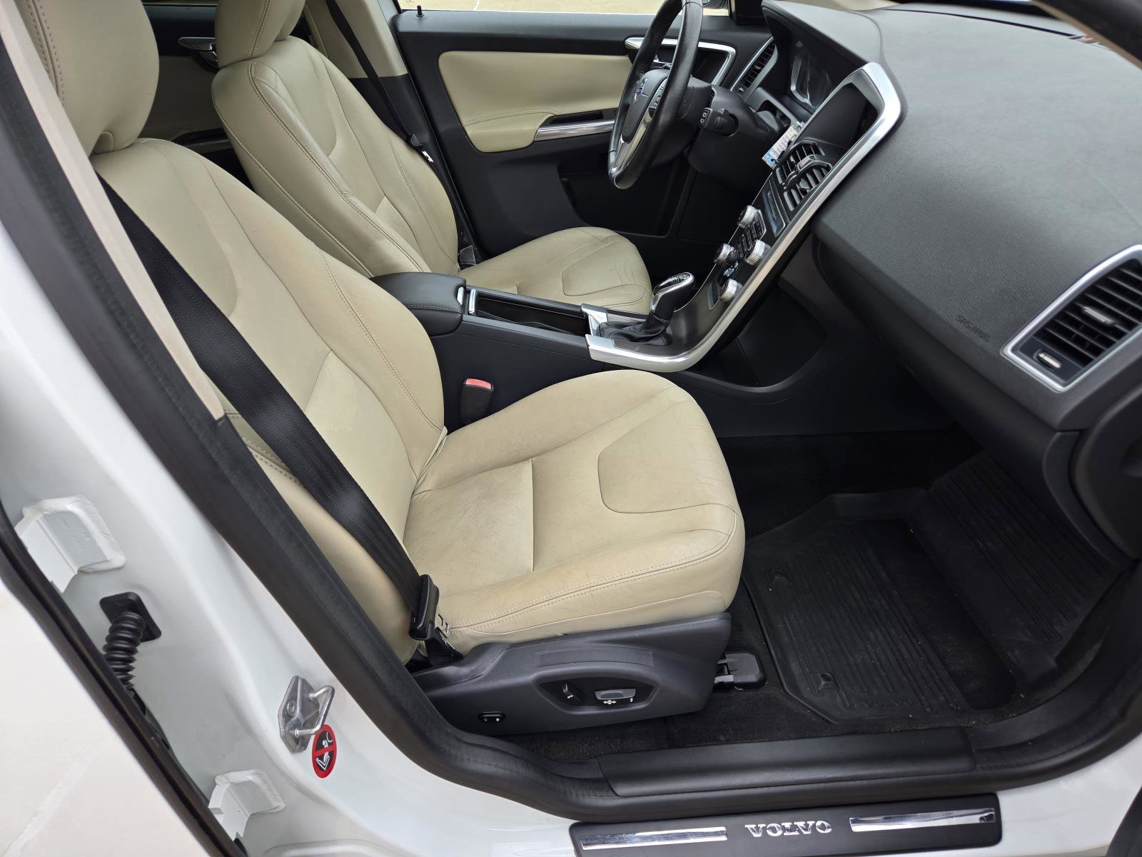 Used 2016 Ice White Volvo T5 Premier image 38