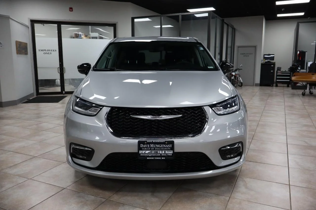 Used 2024 Silver Mist Clear Coat Chrysler Touring L image 10