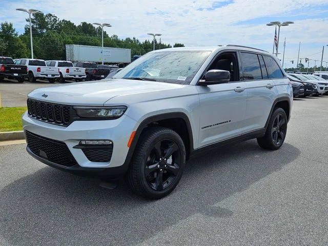 New 2025 Silver Zynith Exterior Paint Jeep Limited image 3