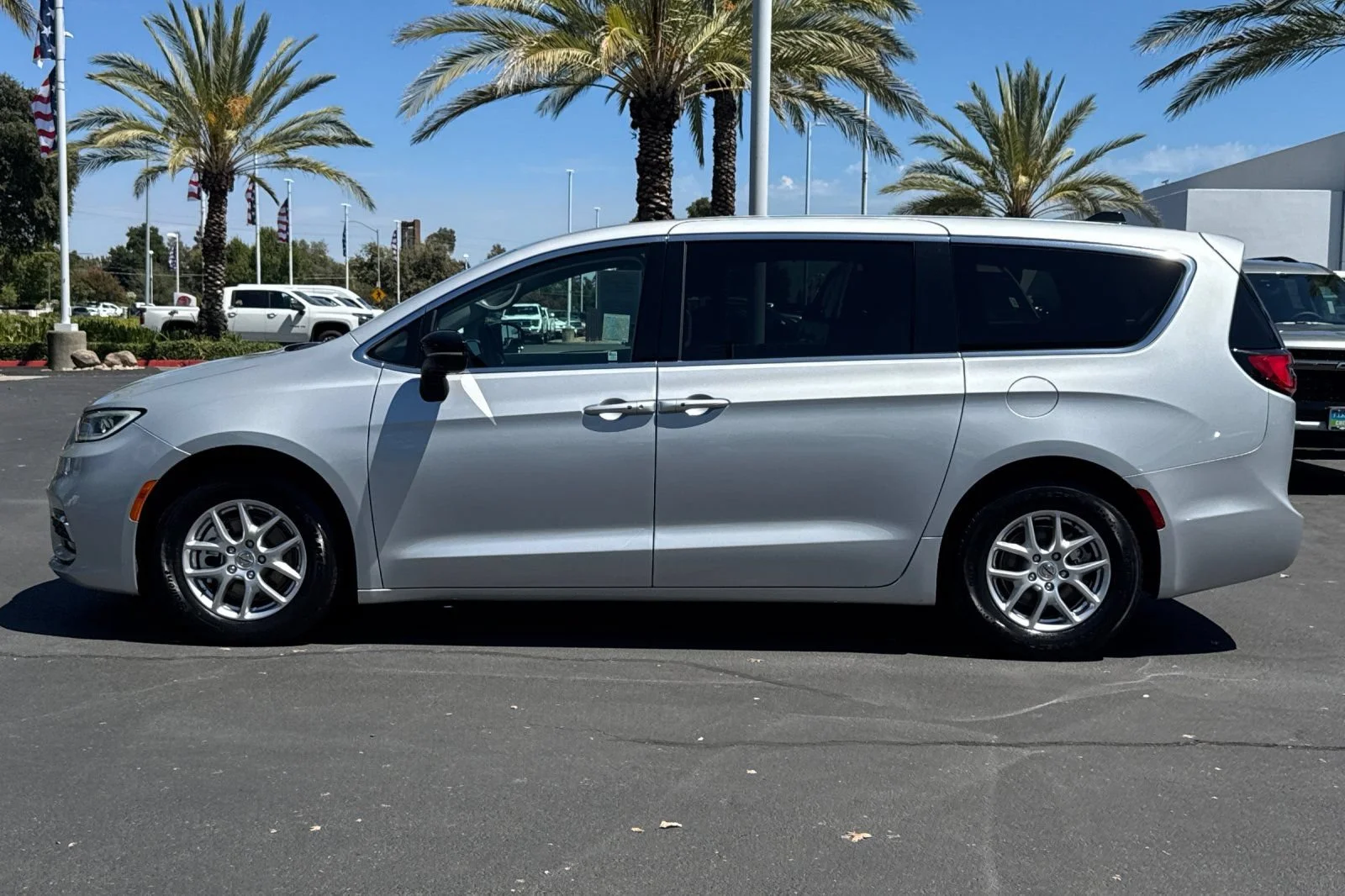 2024 Chrysler Pacifica Touring L - Photo 6