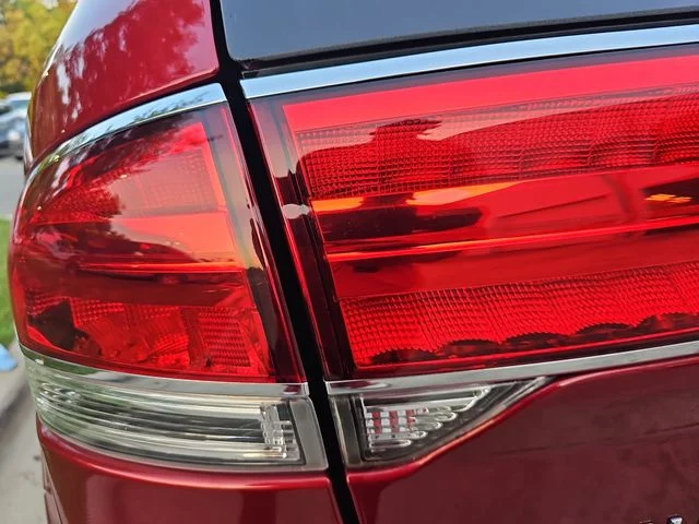 Used 2015 Red Lincoln Base image 32
