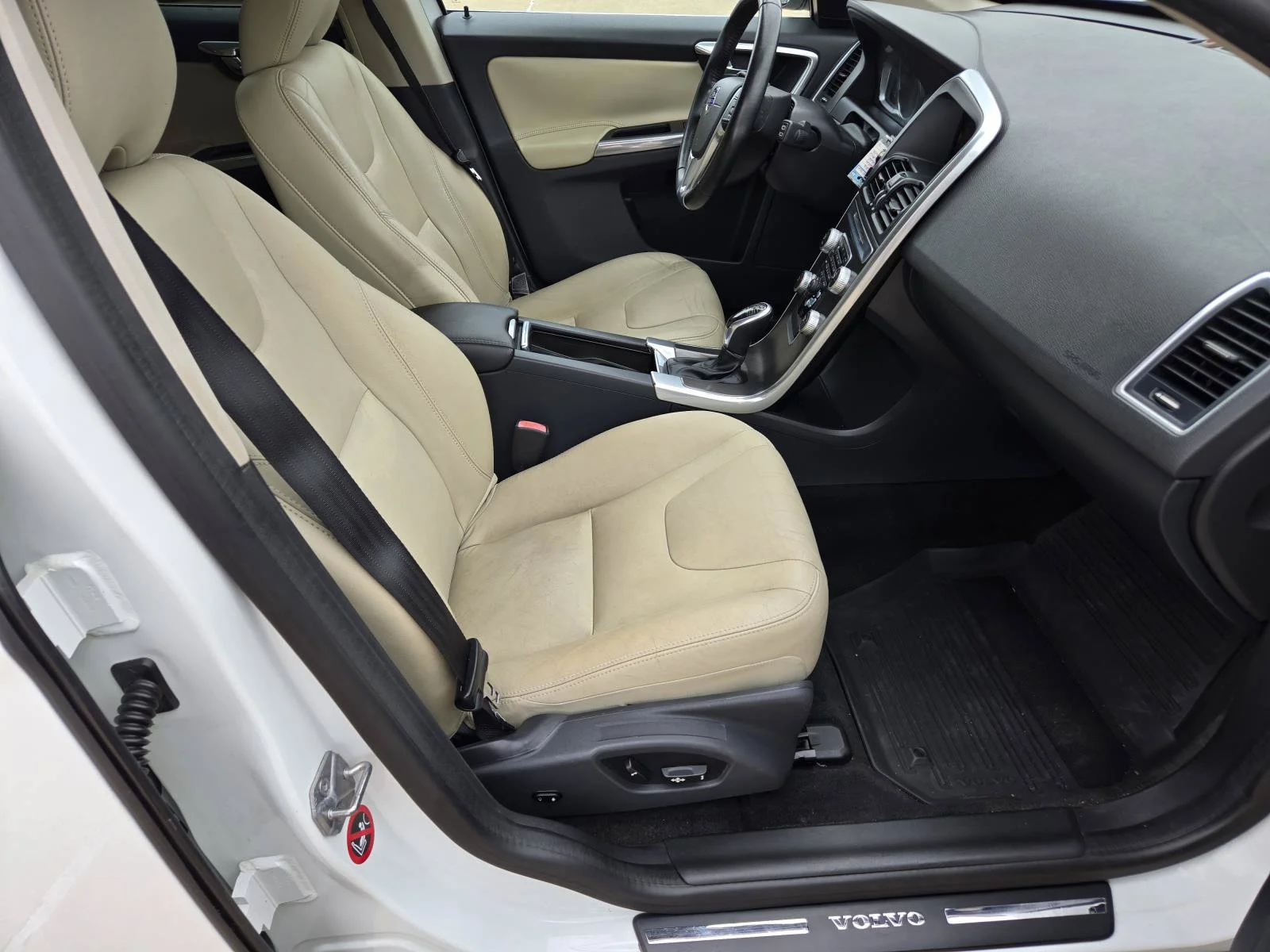 Used 2016 Ice White Volvo T5 Premier image 38