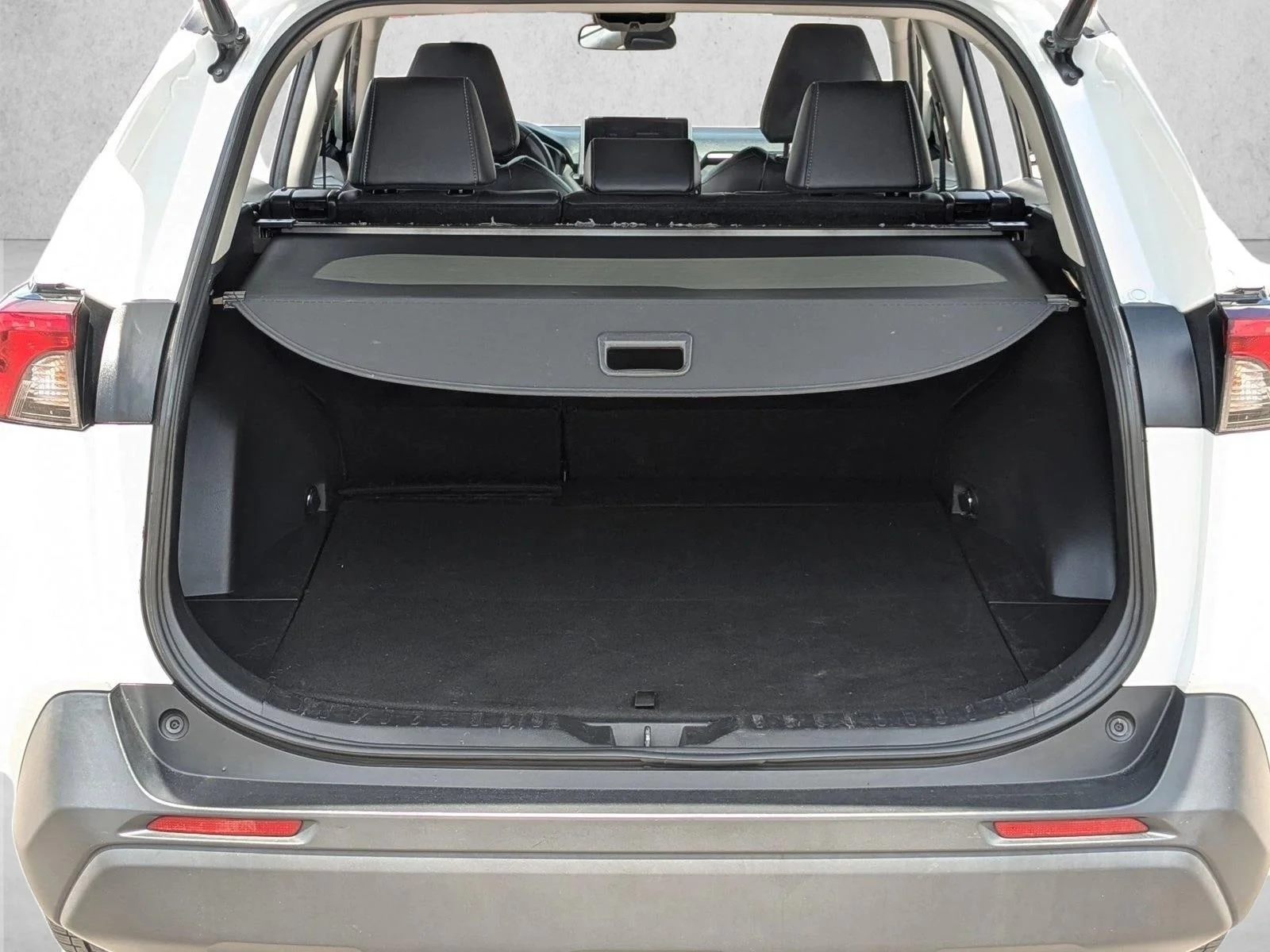 Used 2023 White Toyota XLE Premium image 6