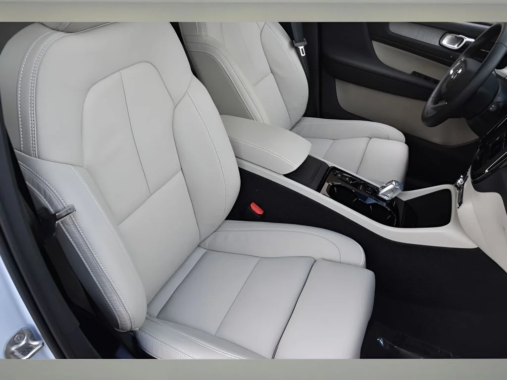 Used 2026 Cloud Blue Volvo Plus image 31