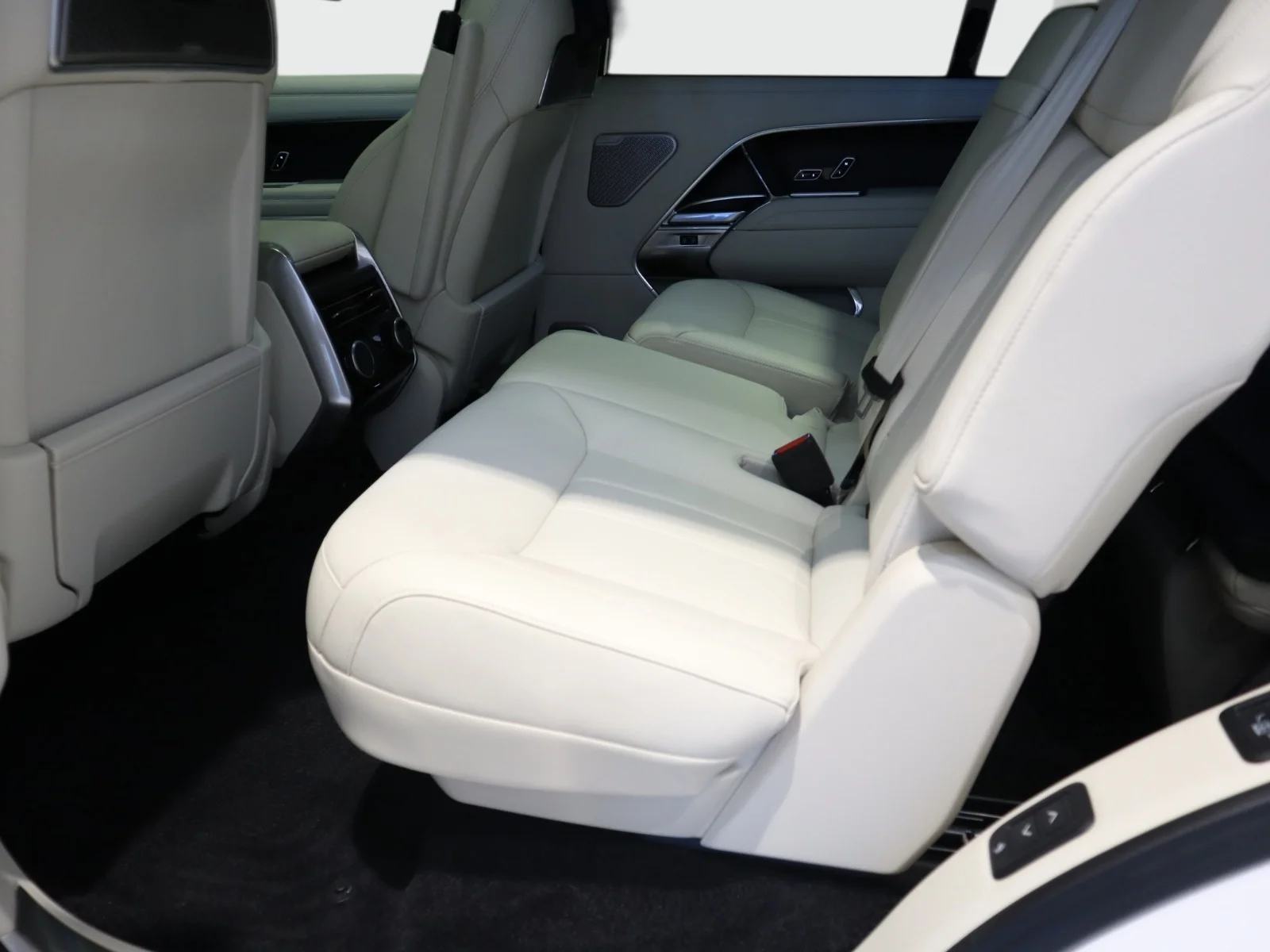 Used 2024 White Land Rover P530 Autobiography LWB 7 Seat image 16