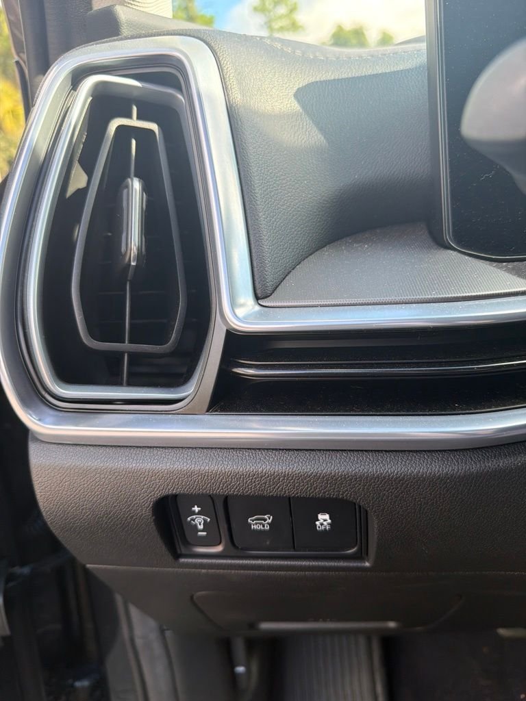 Certified Used 2025 Gravity Grey Kia SX image 18