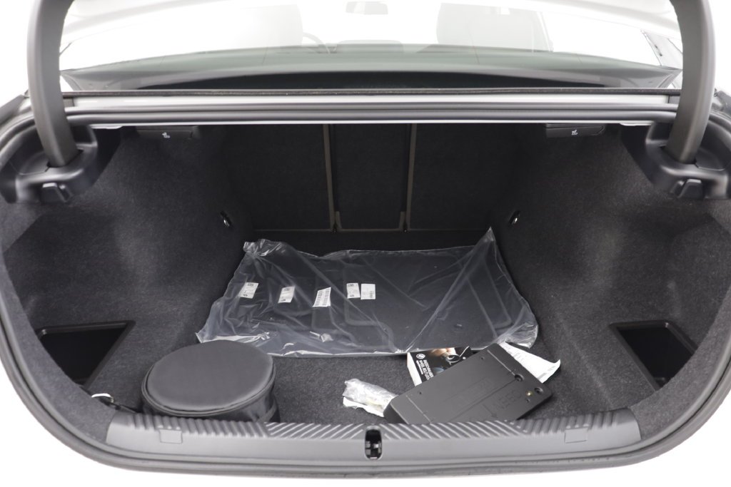 New 2027 Mineral White Metallic BMW 530i xDrive image 18