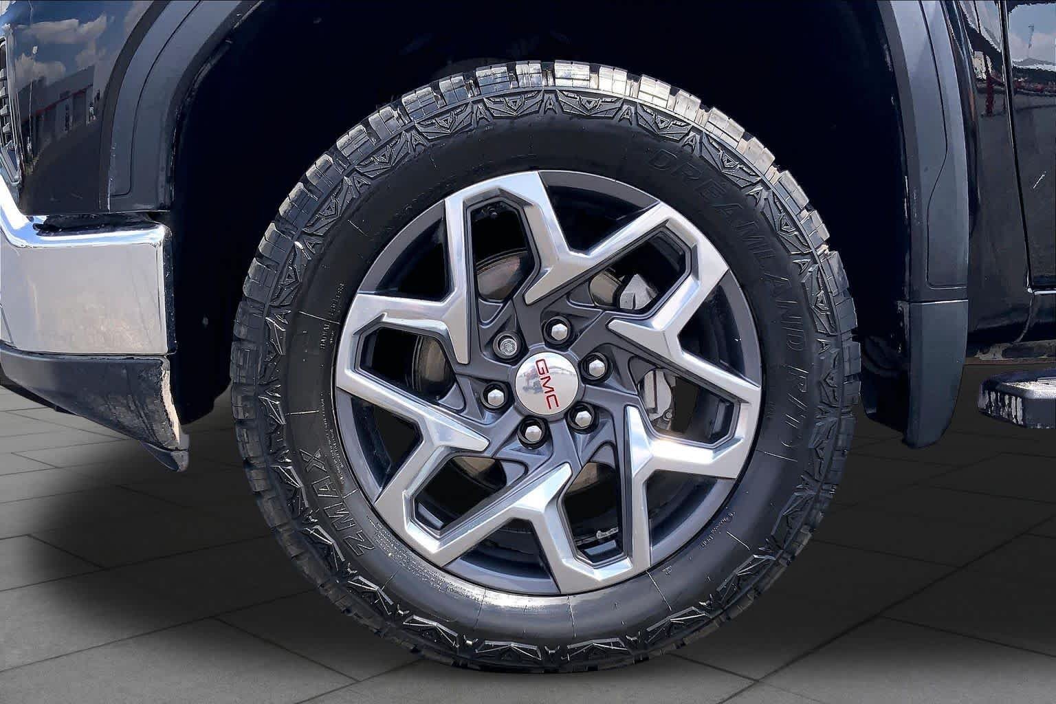 Used 2022 Onyx Black GMC SLT image 11