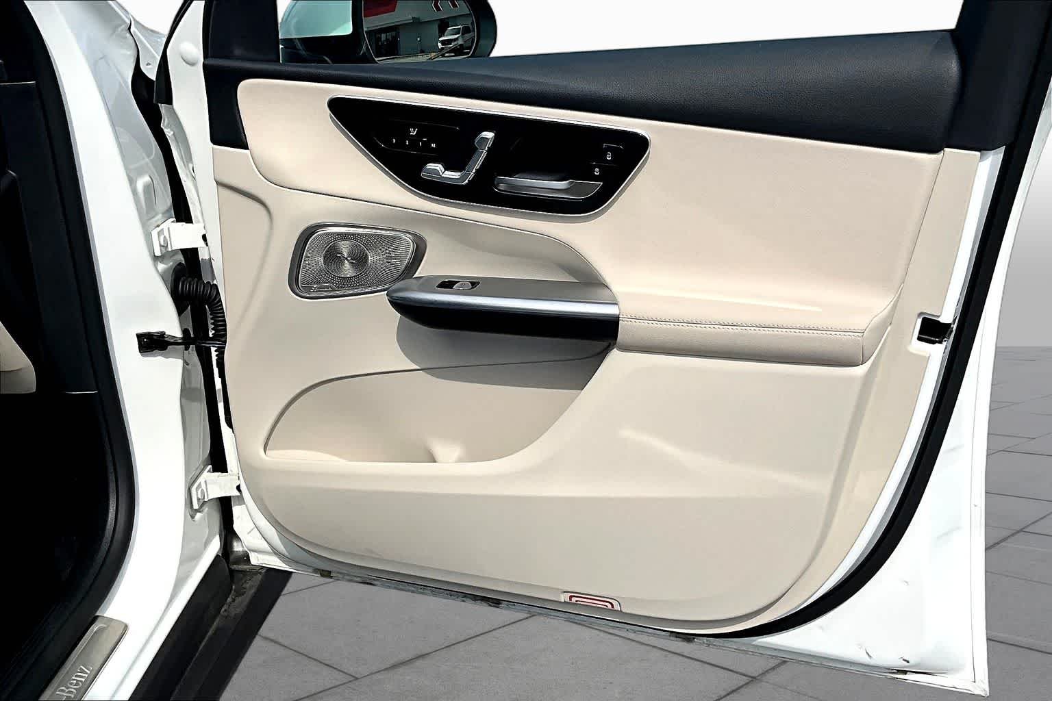 Used 2025 Polar White Mercedes-Benz GLC 300 image 23