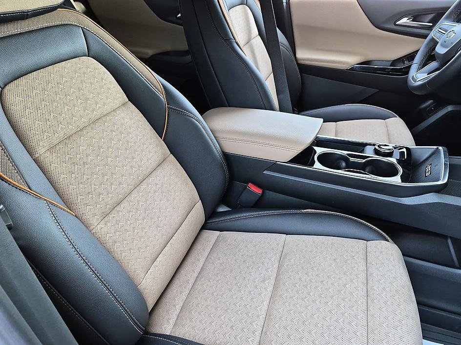New 2026 Polar White Tricoat Chevrolet ACTIV image 35