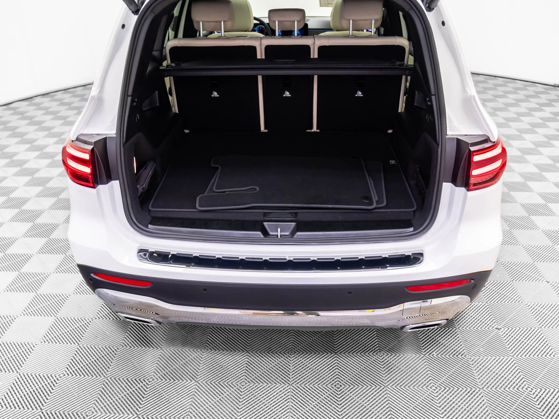 New 2026 White Mercedes-Benz GLB 250 image 32