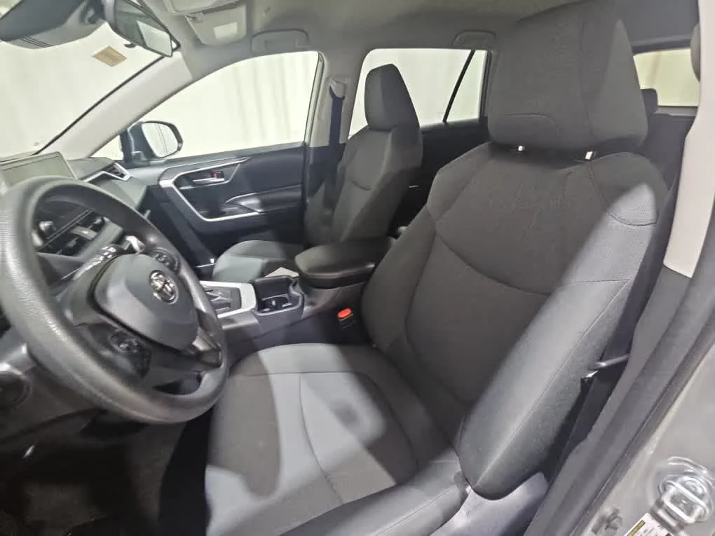Used 2025 Silver Sky Metallic Toyota XLE image 9