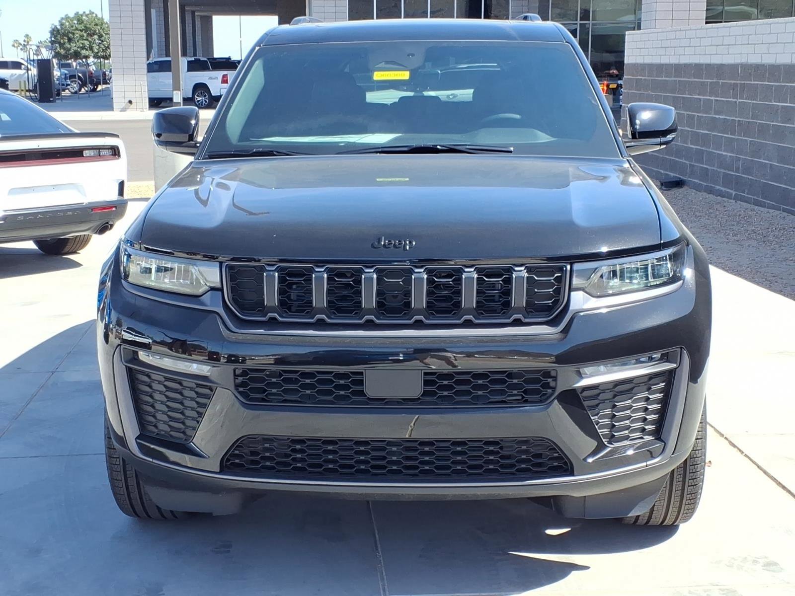New 2026 Diamond Black Crystal Pearl-Coat Exterior Paint Jeep Limited image 2
