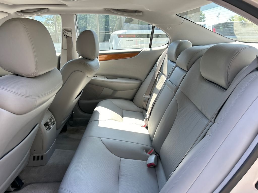 Used 2005  Lexus 330 image 24