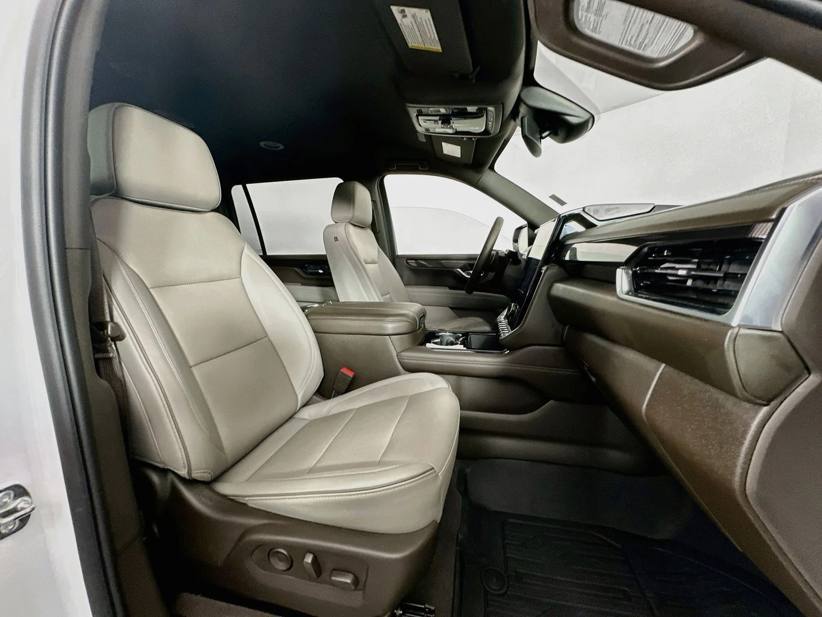 Used 2026 Summit White GMC Elevation image 31