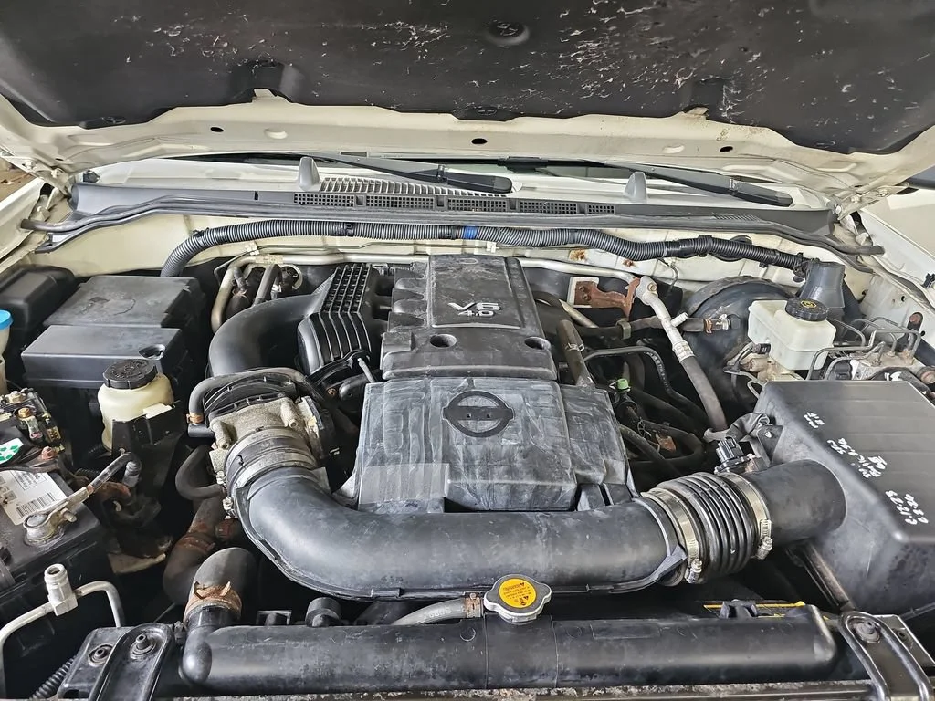 Used 2005 White Nissan SE image 31