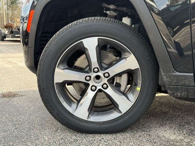 New 2026 Diamond Black Crystal Pearl-Coat Exterior Paint Jeep Limited image 6