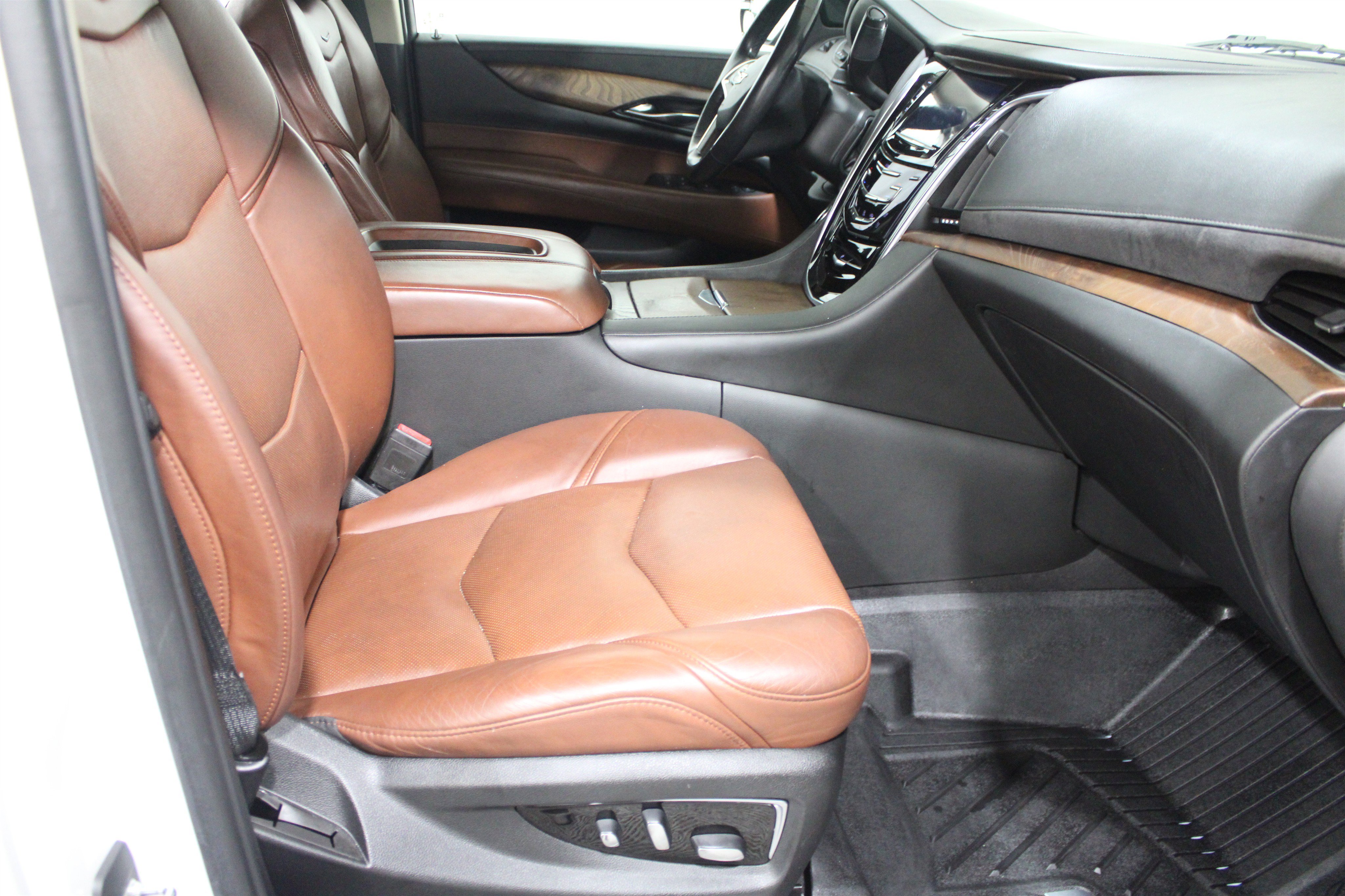 Used 2020 Crystal White Tricoat Cadillac Premium Luxury 4x4 image 31