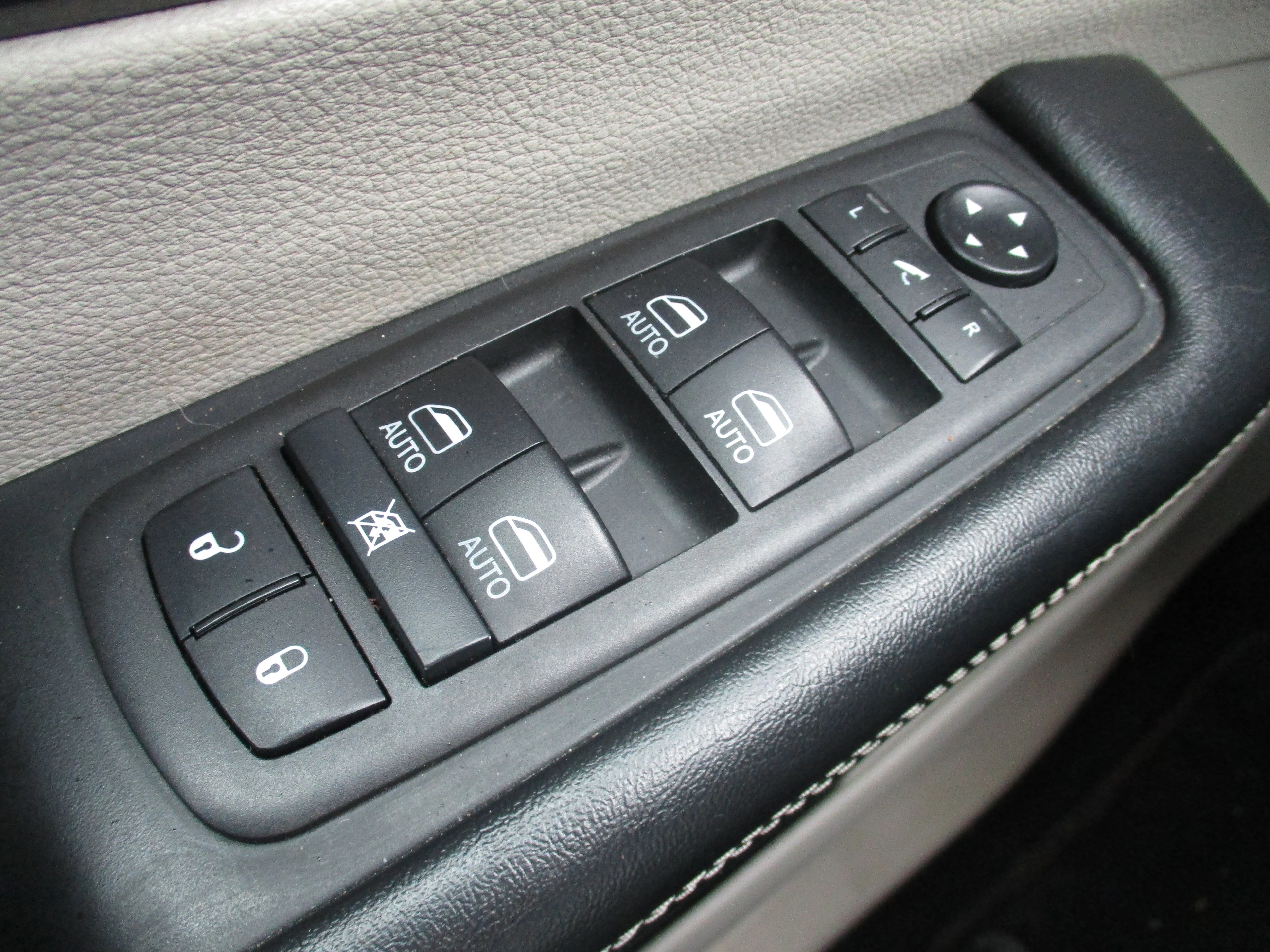 Used 2022 Brilliant Black Crystal Pearlcoat Chrysler Limited image 52