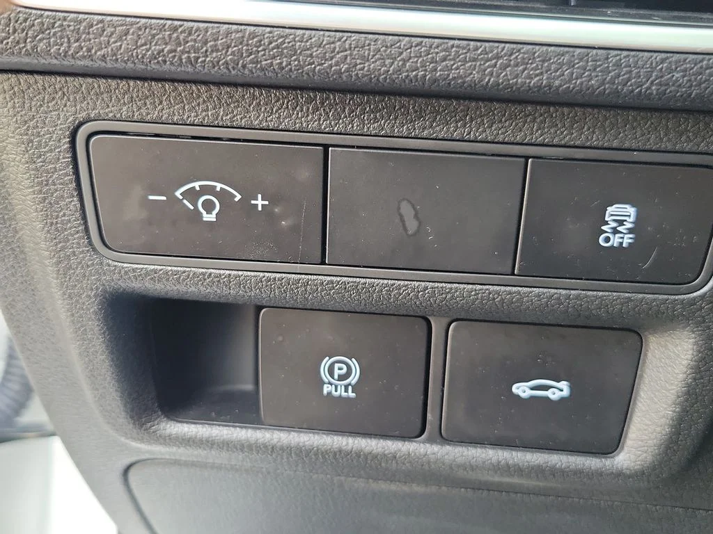 Used 2024 White Hyundai SEL image 31