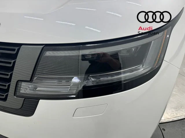 Used 2023 White Land Rover SE image 5