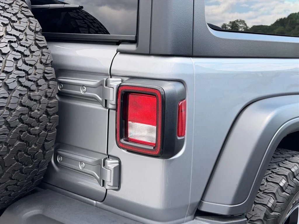 Used 2019 Silver Jeep Sport S image 18