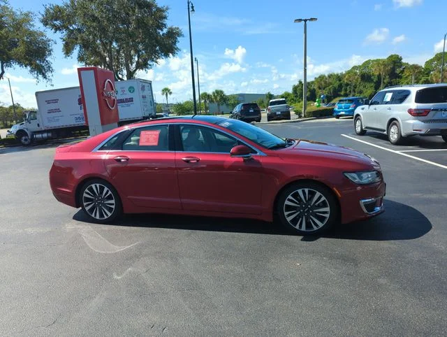 Used 2017 Red Lincoln Reserve image 2