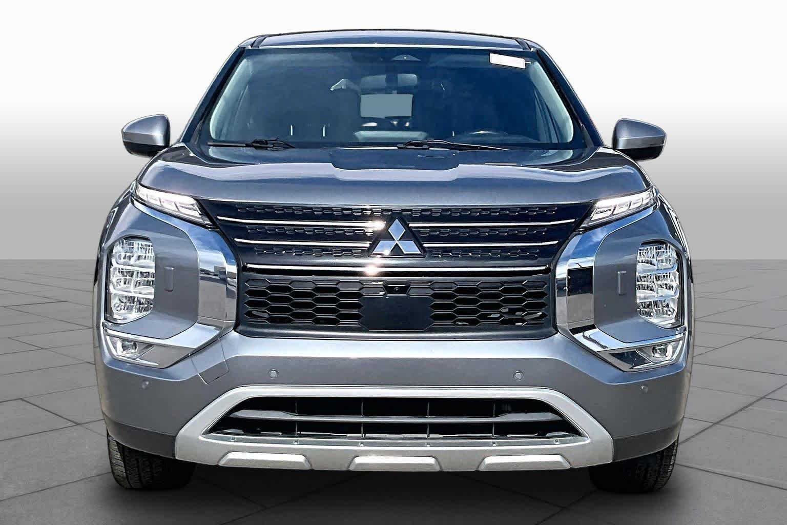 Used 2024 Mercury Gray Metallic Mitsubishi SE image 3