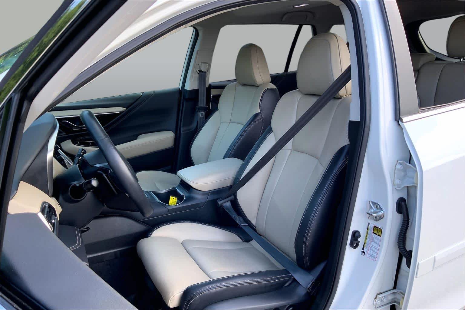 Used 2025 Crystal White Pearl Subaru Limited image 8
