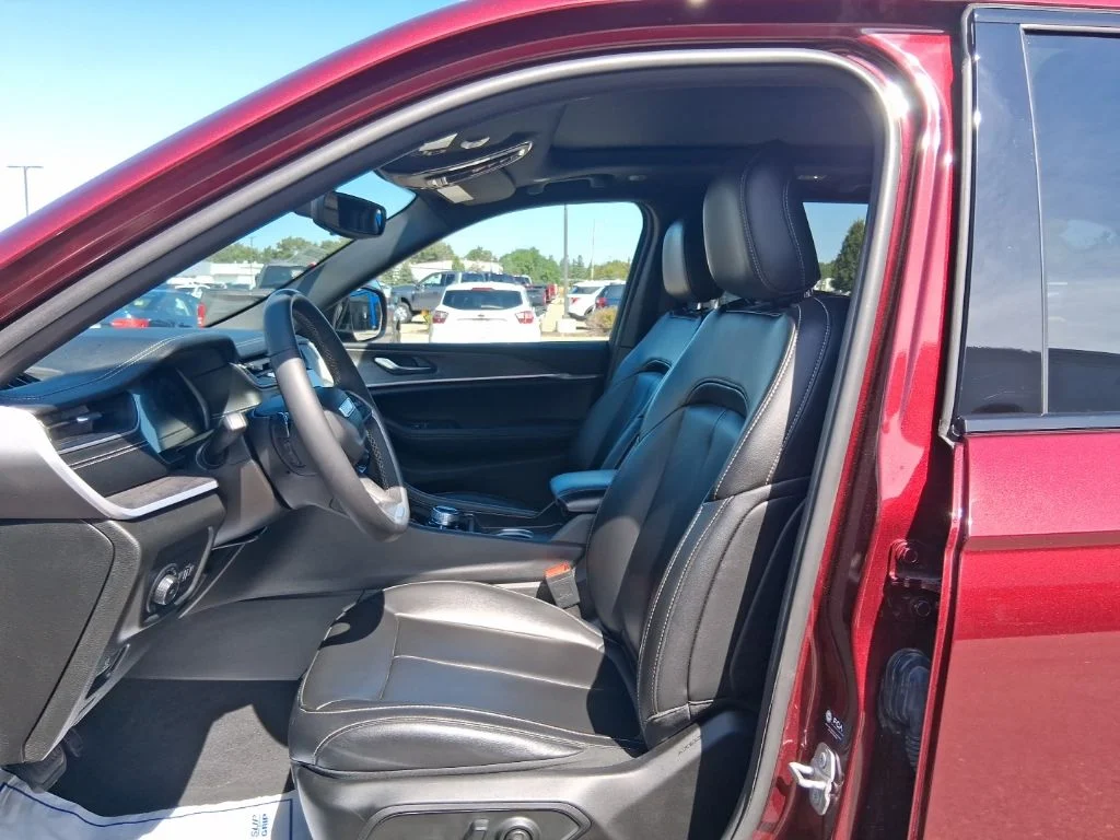 Used 2024 Velvet Red Pearlcoat Jeep Limited image 30