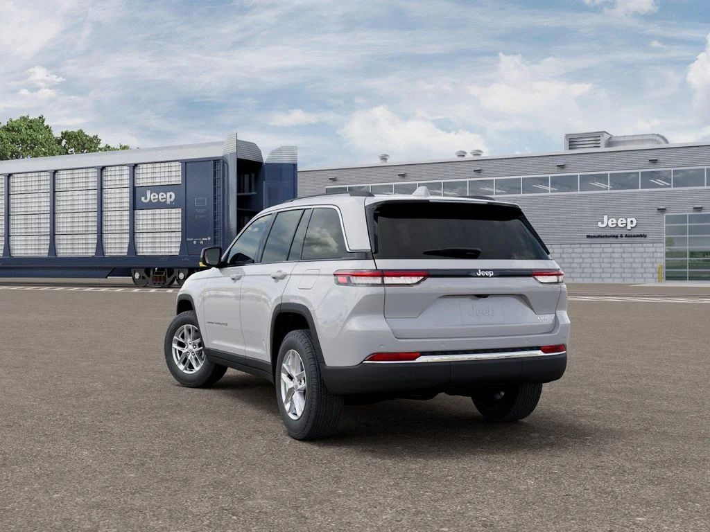 New 2026 Bright White Clear-Coat Exterior Paint Jeep Laredo X image 3