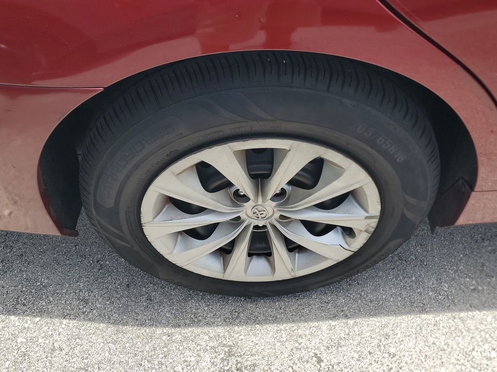 Used 2015 Red Toyota LE image 9