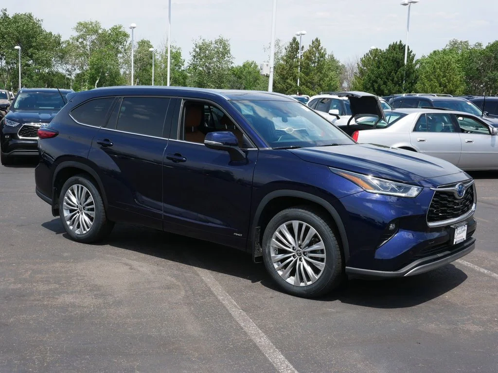 Used 2023 Toyota Highlander Platinum with VIN 5TDEBRCH5PS122673 for sale in Minneapolis, Minnesota
