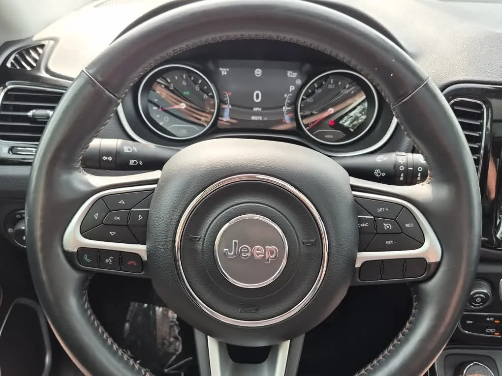 Used 2018 Diamond Black Crystal Pearlcoat Jeep Limited image 17