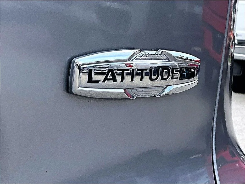 Used 2021 Silver Jeep Latitude Plus image 9