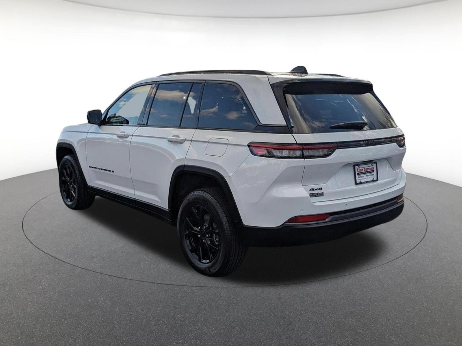 New 2026 Bright White Clear-Coat Exterior Paint Jeep Laredo Altitude image 6