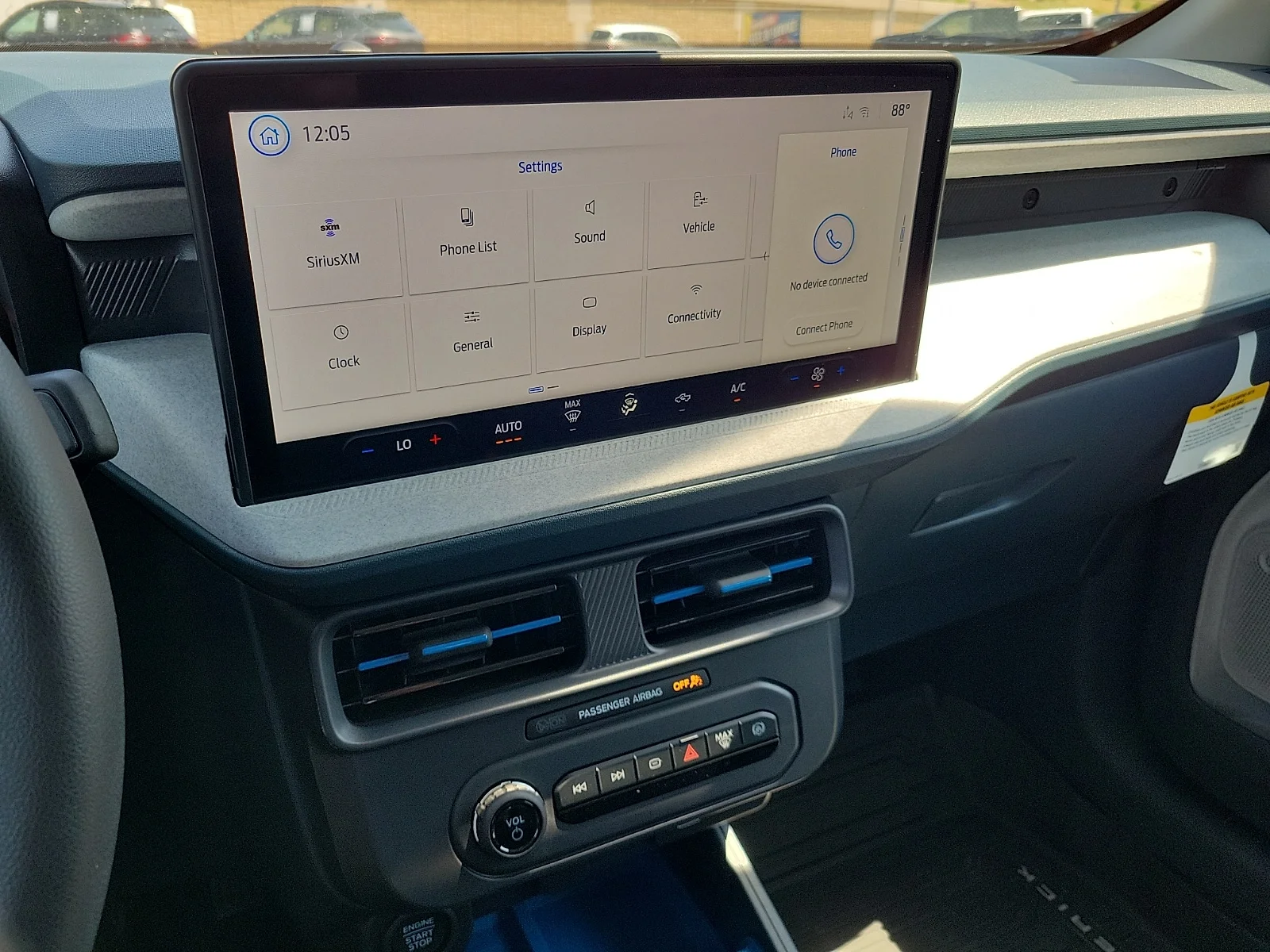 New 2025 Oxford White Ford XLT image 15