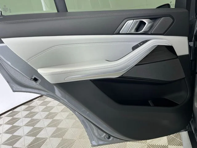 Used 2026 Skyscraper Grey Metallic BMW xDrive40i image 20