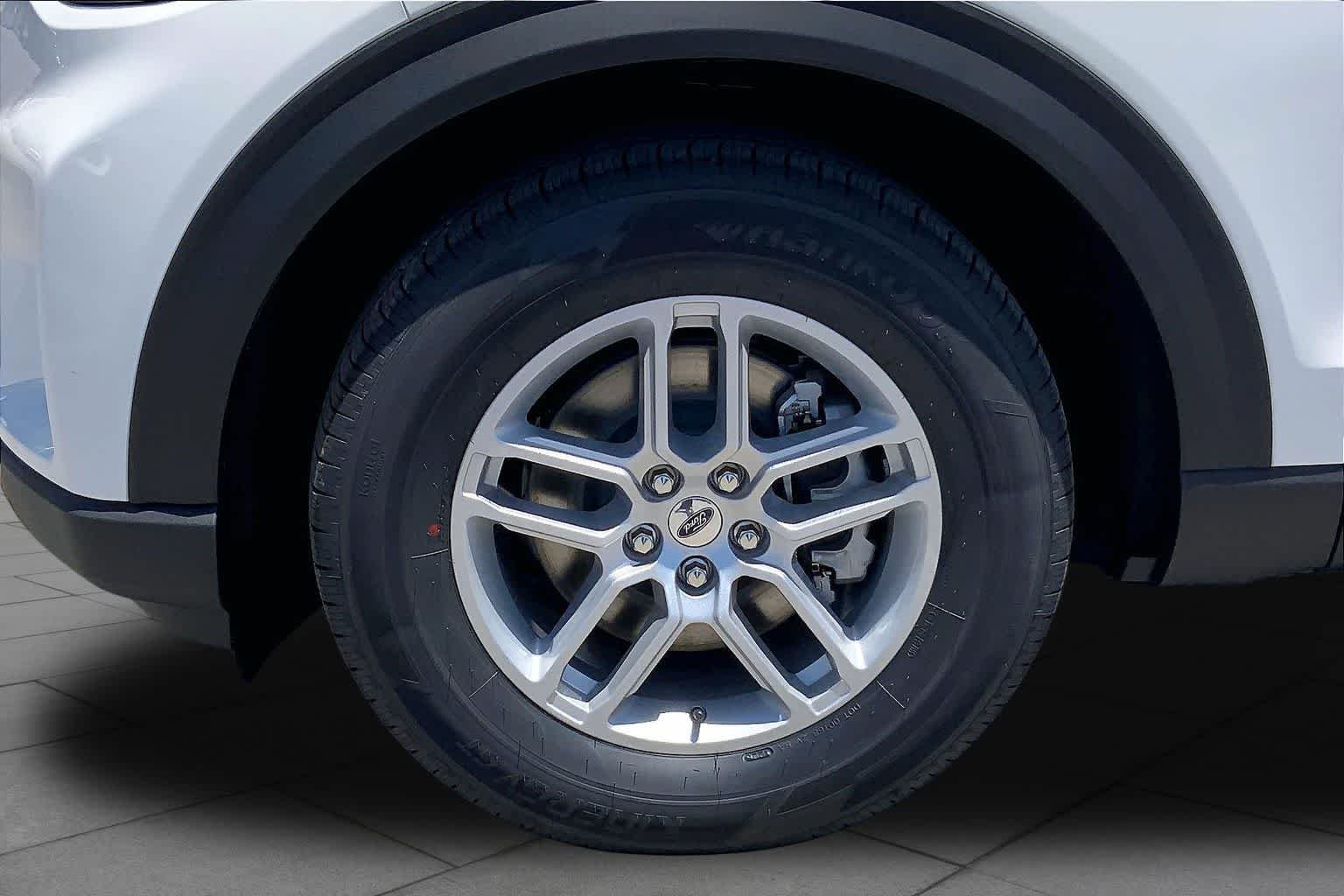 New 2026 Star White Metallic Tri-Coat Ford Active image 12