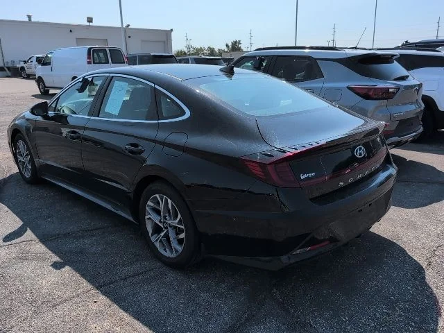 Used 2023 Black Hyundai SEL image 2