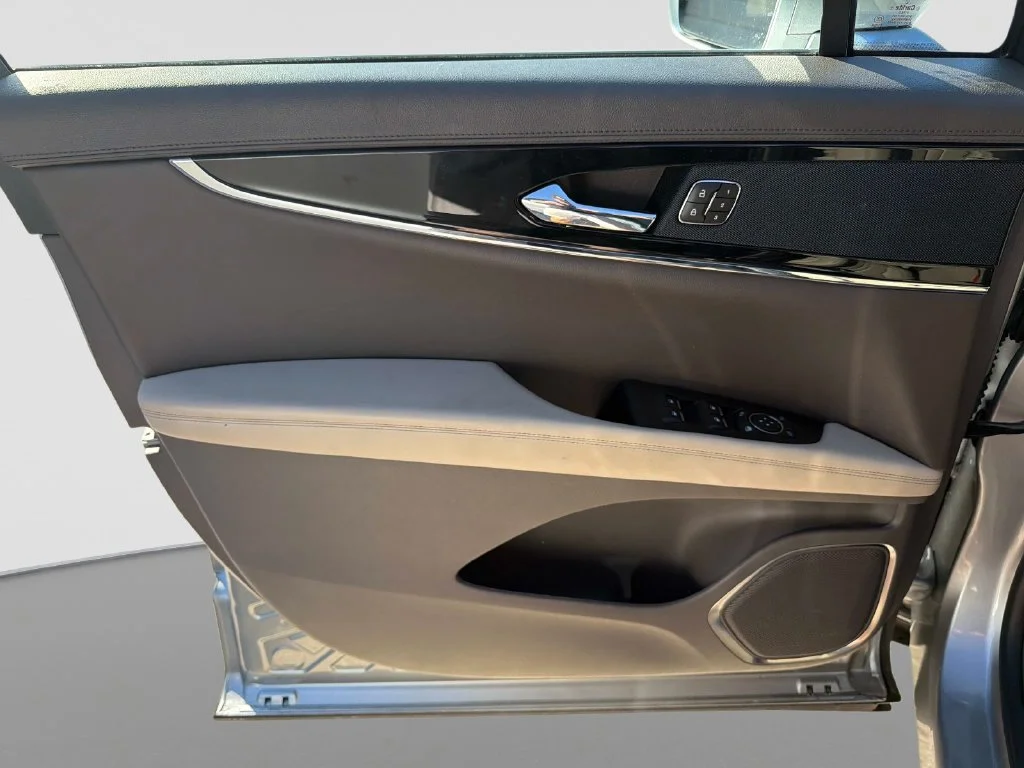 Used 2023 Silver Lincoln Standard image 18