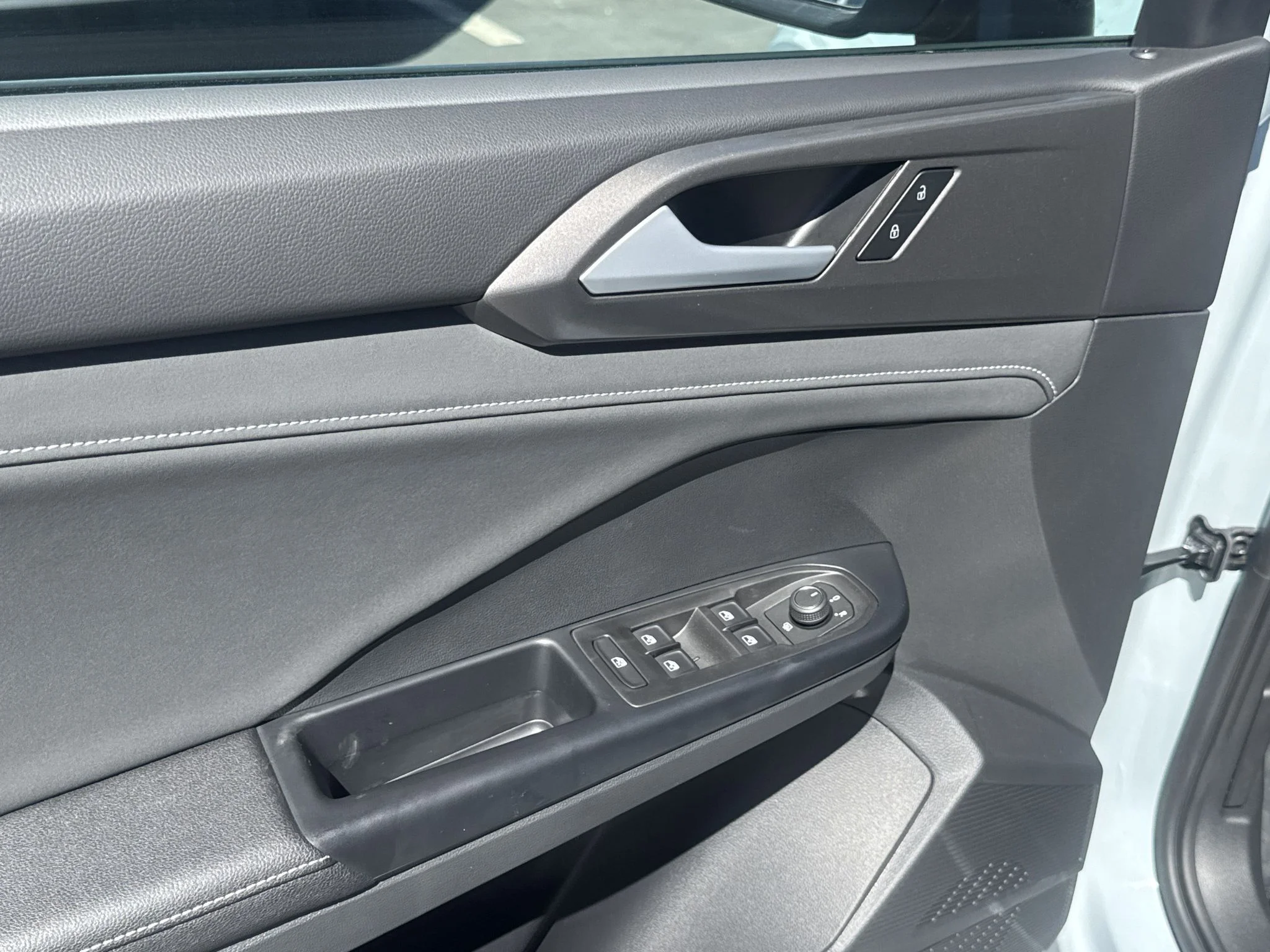 New 2027 Monument Gray w/Deep Black Roof Volkswagen SE Black image 13