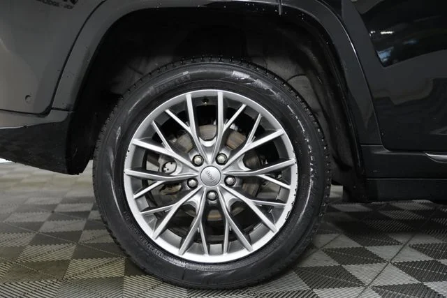 Used 2023 Black Jeep Summit image 33