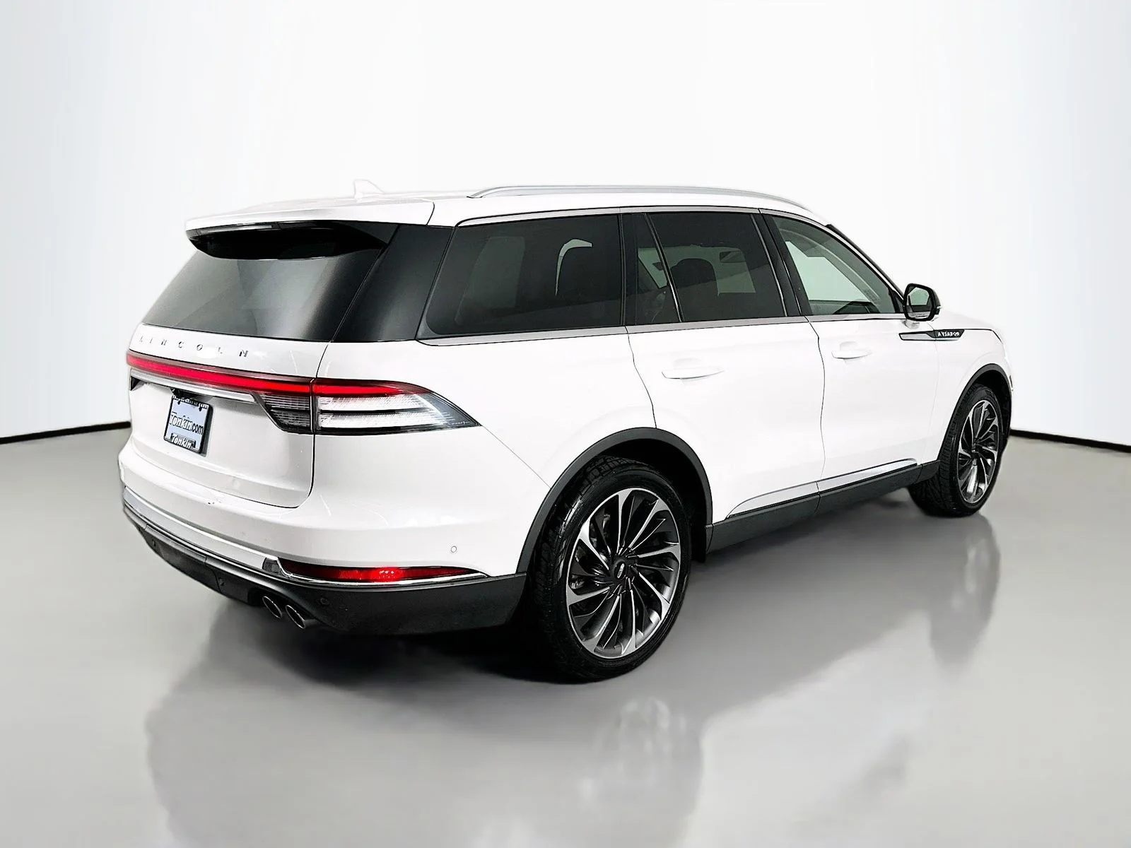 Used 2021 White Lincoln Reserve image 11