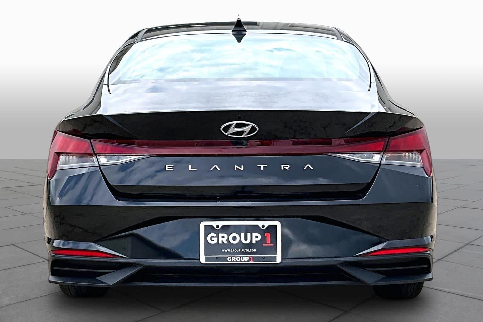 Used 2023 Phantom Black Hyundai SEL image 5
