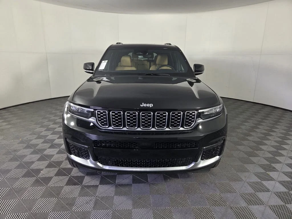 Used 2025 Diamond Black Crystal Pearlcoat Jeep Summit Reserve image 3