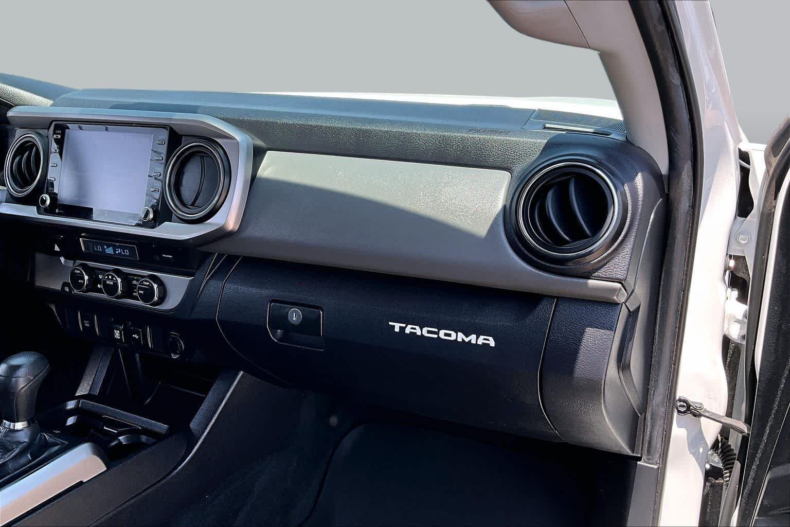 Used 2022 White Toyota SR5 image 18