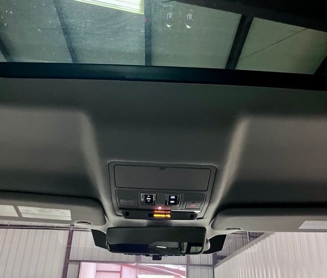 Used 2020 White Land Rover SE image 36