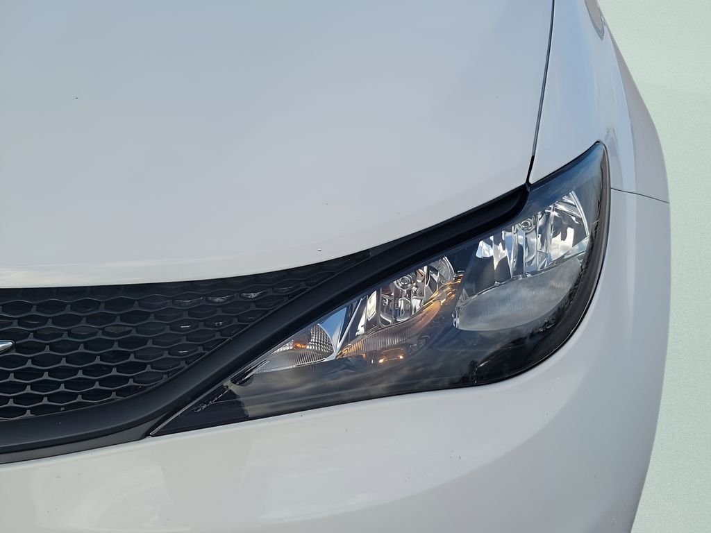 New 2026 Bright White Clear-Coat Exterior Paint Chrysler LX image 16