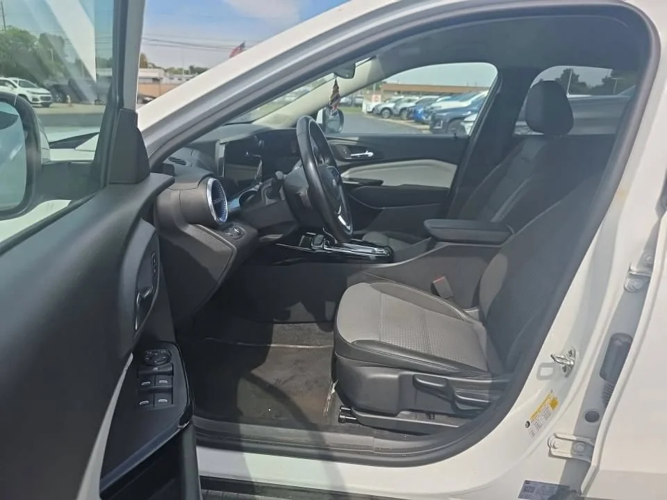 Used 2025 White Chevrolet LT image 8